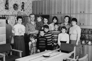 Großfamilie K. im Wohnzimmer