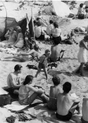 Hamburg. Nienstedten. Menschen sonnen sich am Elbstrand