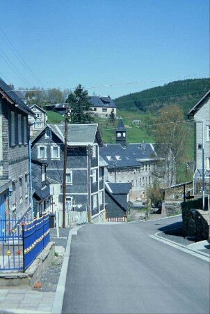 steil zum Schulplatz hin abfallende Hohe Warte Straße; alte Schule