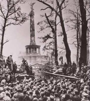 2. Weltkrieg, Meeting der Panzersoldaten des Generals Kriwoschein an der Siegessäule in Berlin