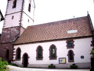 Turm und Langhaus über Traufseite vom Ort