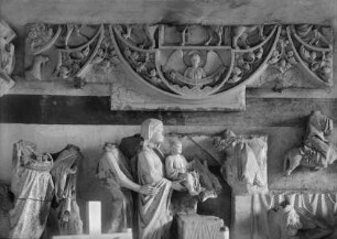 Relieffragment mit Evangelistensymbol des Matthäus, unten Madonna oder Darbringung im Tempel?