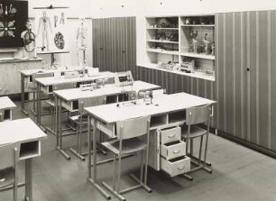 Schulbank : Ausstellungskoje mit Polytechnischem Kabinett. Ansicht mit Anbauwand und Schulbänken (1973)
