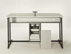 Schüler-Experimentiertisch mit Gasanschluß und Steckdosen