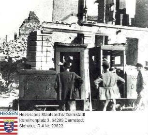 Darmstadt, 1945/1946 / Trümmerbahn zwischen Ruinen