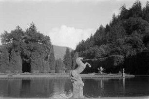 Gartenteich : Kleine Pferdestatute am Ufer eines Gartenteichs.