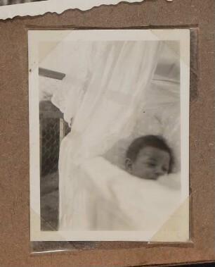 Christiane Zimmers Sohn Clemens im Kinderwagen auf dem Balkon