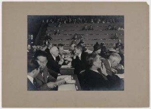 Amerikanische Delegierte während der Lausanner Abrüstungskonferenz. von links: Norman Davis, rechts daneben: Hugh Wilson, Senator Wilson, Miss Woolley
