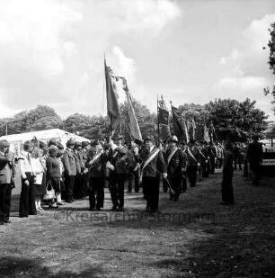 Schützen- und Volksfest: Veranstalter Heimatring und Ahrensburger Schützengilde: Umzug: Fahneneinmarsch auf dem Stormarnplatz: links hinten Festzelt, 27. August 1978
