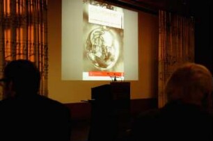 Dresden. Sächsische Landesbibliothek - Staats- und Universitätsbibliothek. Eröffnung der Ausstellung "O du fröhliche? Weihnachten in historischen Fotografien" im Vortragssaal. Projektionswand mit Eingangsdia (Plakat der Ausstellung)