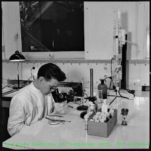 Mikroskop Arbeitsplatz in einem Labor am Institut für Strahlenbiologie (IStB)