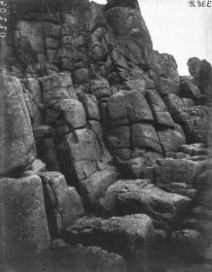 Felsformation : Blick auf zerklüftete Felsen und den Abfall eines Kliffs aufs Land´s End.