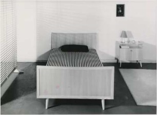 Bett "Mod. 23a" und Beistellschrank "Mod. 25" von Helmut Magg