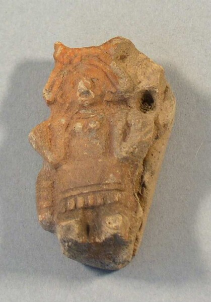 Figurine en argile (fragment de récipient)