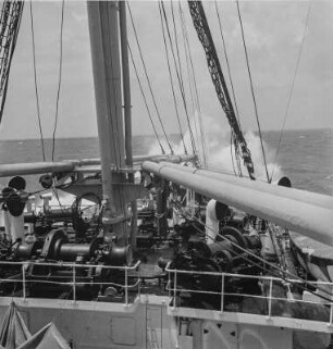 Wellengang : Wellen brechen sich am Bug eines Schiffes