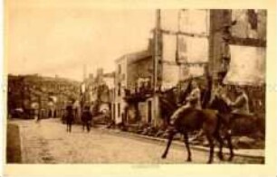 Zerstörte Häuser in der französischen Stadt Longuyon, mit reitenden Soldaten