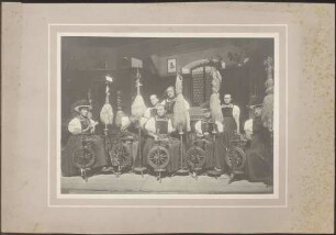 Tracht Gutach, Frauen mit Spinnrädern.