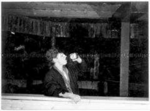 Biertrinkender Jugendlicher (Altersgruppe 14-17)