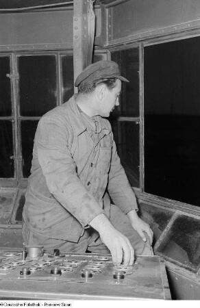 Baggerführer Helmut Starke vom Tagebau Schleenhain im Führerstand eines DS 750