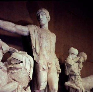 Westgiebel, Figur L, Apollon : Olympia. Archäologisches Museum. Westgiebel des Zeustempels, 3. Jahrzehnt des 5. Jh. v. Chr. Apollon, Hippodameia und Kentaur