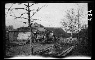 bei Wirballen (?) (=Virbalis, Litauen): Wagenkarren auf einem Knüppelweg, im Hintergrund Blockhäuser ("Bagage-Fahrzeuge")
