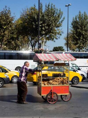 Türkei. Istanbul. Fatih. Gebäck verkäufer auf der Ragip Gümüspala Cd