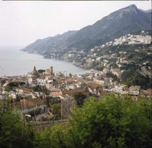 Blick von der Küstenstraße Amalfitina auf die Gemeinde Vietri sul Mare