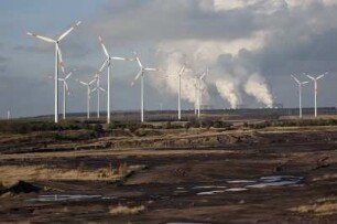Windpark am ausgekohlten Tagebau Cottbus-Nord mit Kraftwerk Jänschwalde