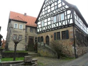Stadtbild - Ehemalige Huttensche Kemenate - Pfarrhaus mit Haupt- und Nebengebäude in Übersicht