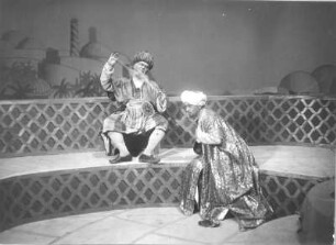 Der Barbier von Bagdad. Oper von Peter Cornelius nach eigenem Libretto. Staatsoper Dresden, Neuinszenierung 17.12.1928 : Szene 1. Akt mit Ivar Andrésen als Barbier und Curt Taucher als Nureddin
