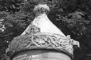 Karlsruher Plakatsäule mit Jugendstil-Kupferhelm am Fasanenplatz