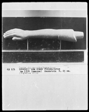 Arm einer Frauenstatue