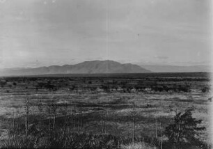 Landschaft : Blick über eine Landschaft. In der Bildmitte erhebt sich ein Berg