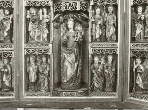 Madonna, flankiert von 8 Figuren (Anna selbdritt, Barbara, ein Bischof, Wolfgang, Katharina, Laurentius?, Margareta und Dorothea) und Aposteln