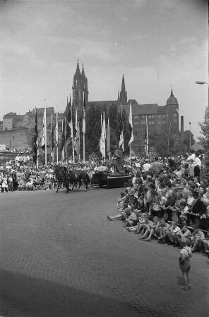 Meißen-Altstadt. Jubiläum "250 Jahre Meißner Porzellan". Festumzug. Blick zum Burgberg mit Albrechtsburg und Dom
