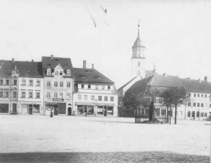 Bischofswerda. Altmarkt mit Wohnhäusern mit Läden. Blick nach Nordost zum Turm der Christuskirche