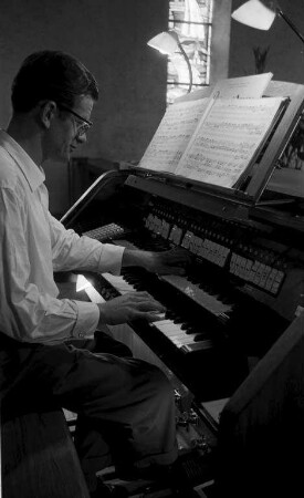 Einweihung der neuen Orgel der St. Franziskuskirche im Dammerstock mit dem Organisten am Dom zu Speyer, Ludwig Doerr.