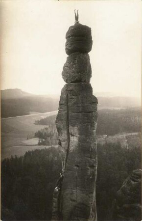 Elbsandsteingebirge. Barbarine am Pfaffenstein. Kletterei am Kopf (im Kopfstand)