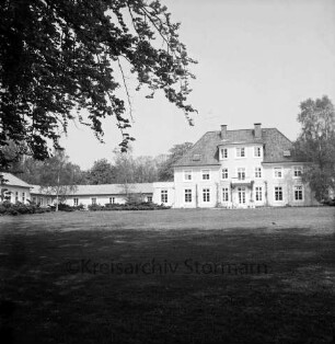 Haus Lichtensee: Propstei Stormarn: evangelisches Zentrum mit Altersheim und Jugendheim: Park: hinten rechts Hauptgebäude: links Jugendheim: dazwischen Verbindungstrakt: hinten Bäume