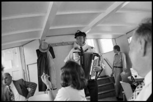 Ligerz: Matrose mit Schifferklavier auf Schiff