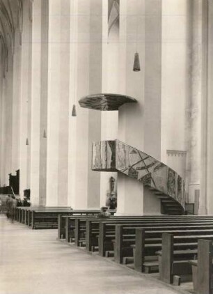 München, Frauenkirche. Blick vom Mittelschiff zum rechten Seitenschiff und zur 1955 neu geschaffenen Kanzel