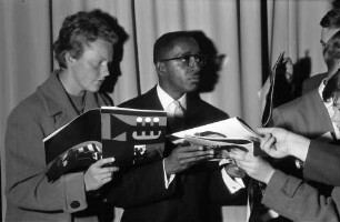 Donaueschingen: Donaueschinger Musiktage; Stadthalle; Modern Jazz Quartet; Milt Jackson gibt Autogramme