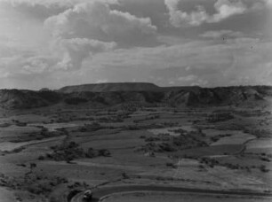 Talkessel von Uogherti : Talkessel von Uogherti, von den Tafelbergen der roten Tuffformation umringt. Blick in das Tal auf eine Straße im Vordergrund