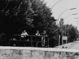Blick über die Staatsgrenze nach Westberlin/Berliner Mauer am Brandenburger Tor auf die Aussichtsplattform am Hindenburgplatz/Straße des 17. Juni
