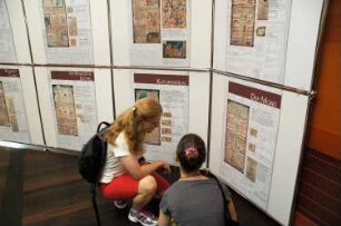 Präsentation der Ausstellungstafeln der Ausstellung "Weltuntergang 2012?" im Foyer