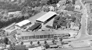 Machinenfabrik Lythall KG (Mommsenstraße): Luftbild des Betriebsgeländes: im Vordergrund Bahnstrecke Hamburg-Lübeck, rechts Bergstraße, im Hintergrund Kurpark