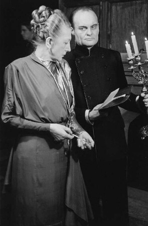 Szenenbilder aus dem Drama "Ein Inspektor kommt" von John Bonyton Priestley im Theater am Schiffbauerdamm Berlin : Szene mit Alfred Schieske als Inspektor Goole