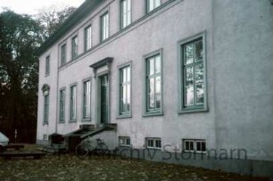 Altfresenburg: Gut: Herrenhaus: Eingangsfront mit Portal, Freitreppe, Fenstern