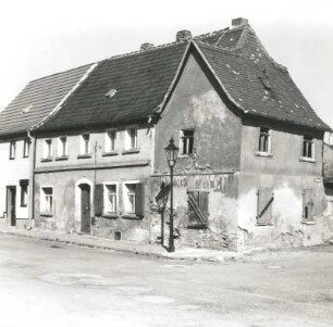 Pegau, Ottomarsplatz 8/9/Ecke Webergasse. Wohnhäuser (um 1820 Nr. 8, um 1790 Nr. 9). Straßenansicht
