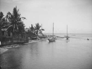 Lagune beim Barangay Bato : Boote vor der Küste